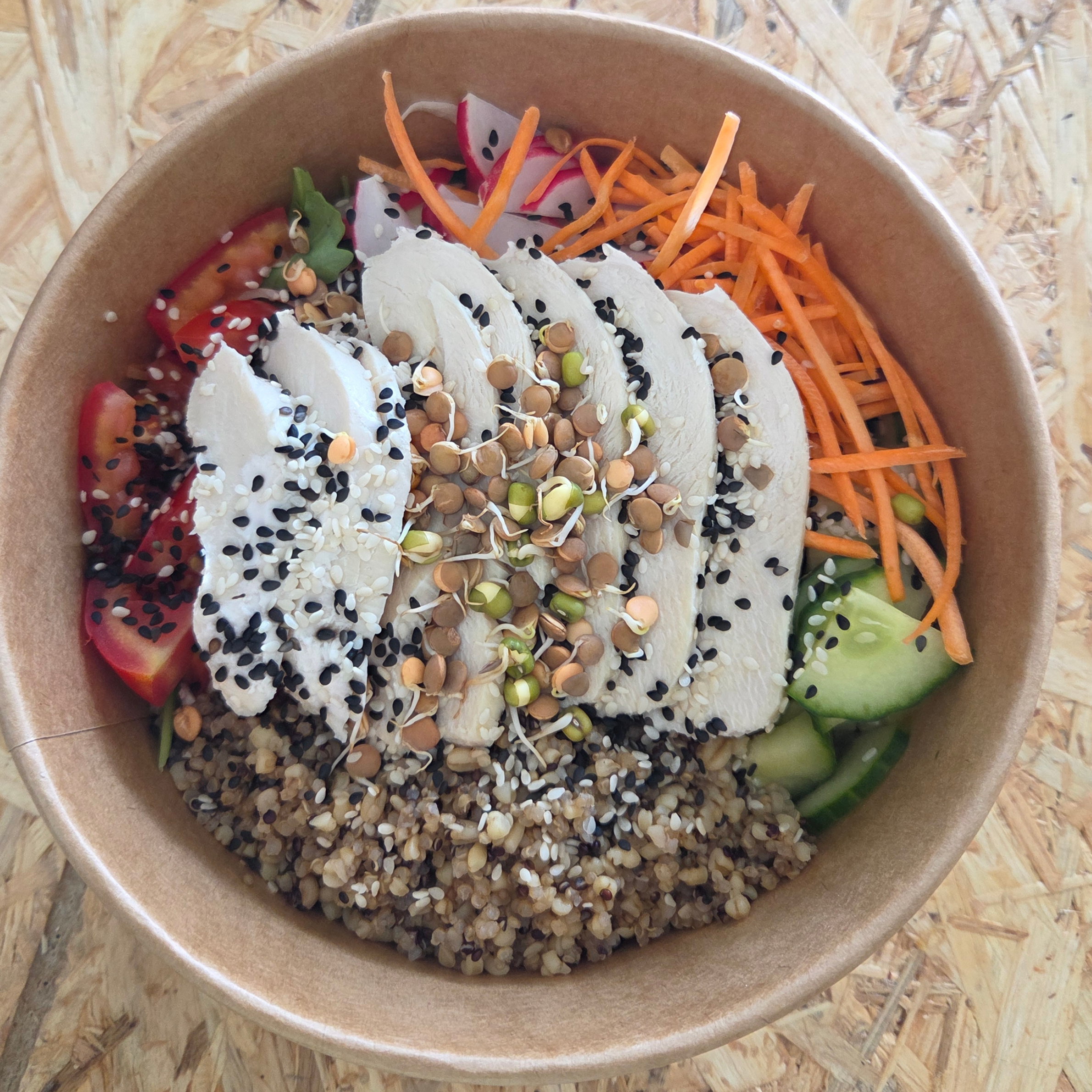 POKE BOWL s kuřecím masem a quinoa