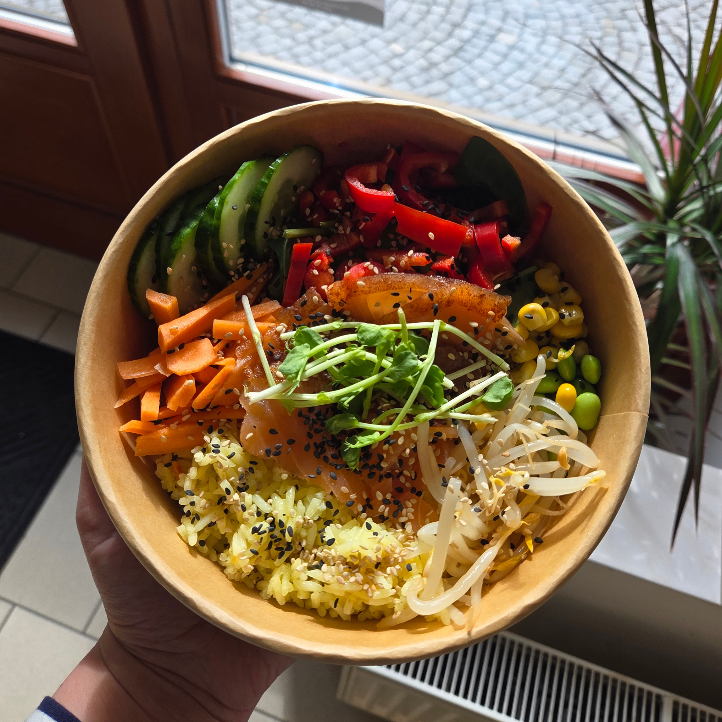 POKE BOWL s lososem